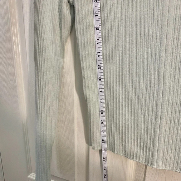 Express Green Long Sleeve V-Neck Ribbed Blouse - Picture 5 of 9